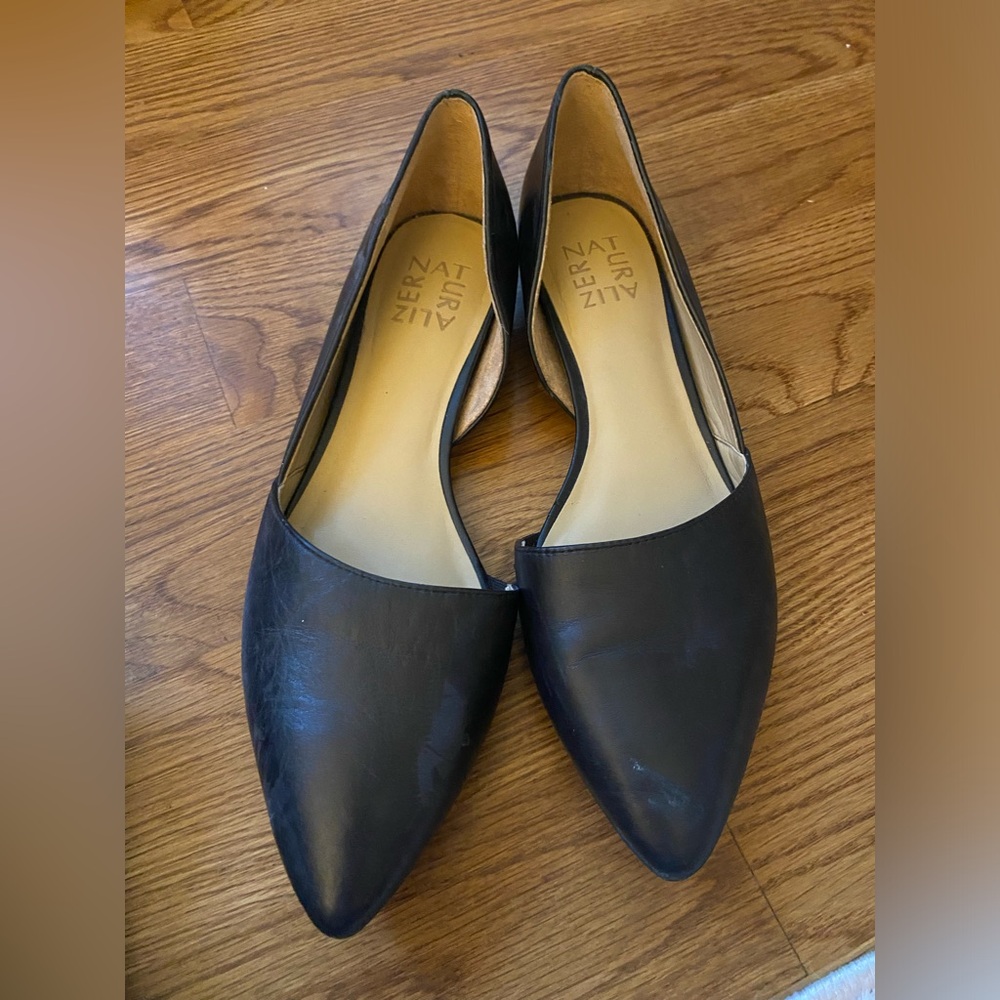 Naturalizer black leather pointed toe ballet flat, size 8M